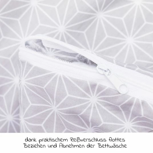 Top 10 🌟 Fillikid 4-tlg. Bettwäsche-Set für Nino Decke 80 x 80 cm, Kissen 35 x 40 cm, Matratze & Nestchen - Cube - Grey - Collection 2022 💯 5 Top 10 🌟 Fillikid 4-tlg. Bettwäsche-Set für Nino Decke 80 x 80 cm, Kissen 35 x 40 cm, Matratze & Nestchen - Cube - Grey - Collection 2022 💯 - Image 5