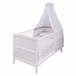 Outlet 😀 Jonka Kinderzimmer Sparset Mona mit Bett, Wickelkommode, Bettwäsche, Himmel, Nestchen, Matratze 70x140 cm - Nachthimmel - Weiß - Collection 2022 ✨ 11 Outlet 😀 Jonka Kinderzimmer Sparset Mona mit Bett, Wickelkommode, Bettwäsche, Himmel, Nestchen, Matratze 70x140 cm - Nachthimmel - Weiß - Collection 2022 ✨ -Live & Sleep Sales jonka kinderzimmer sparset mona mit bett wickelkommode bettwasche himmel nestchen matratze 70x140 cm nachthimmel weiss set 533 d5