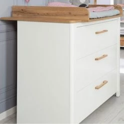 Hot Sale 🤩 Roba Kinderzimmer Ava mit 3-türigem Schrank, Bett, breiter Wickelkommode - Weiß 🌟 -Live & Sleep Sales roba kinderzimmer ava mit 3 turigem schrank bett breiter wickelkommode weiss 1012830 d4